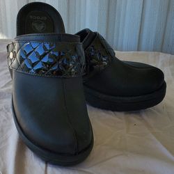 Crocs Women's Clogs Cobbler Quilt Strap Black Leather Shoes  202301 Size W8 EUC