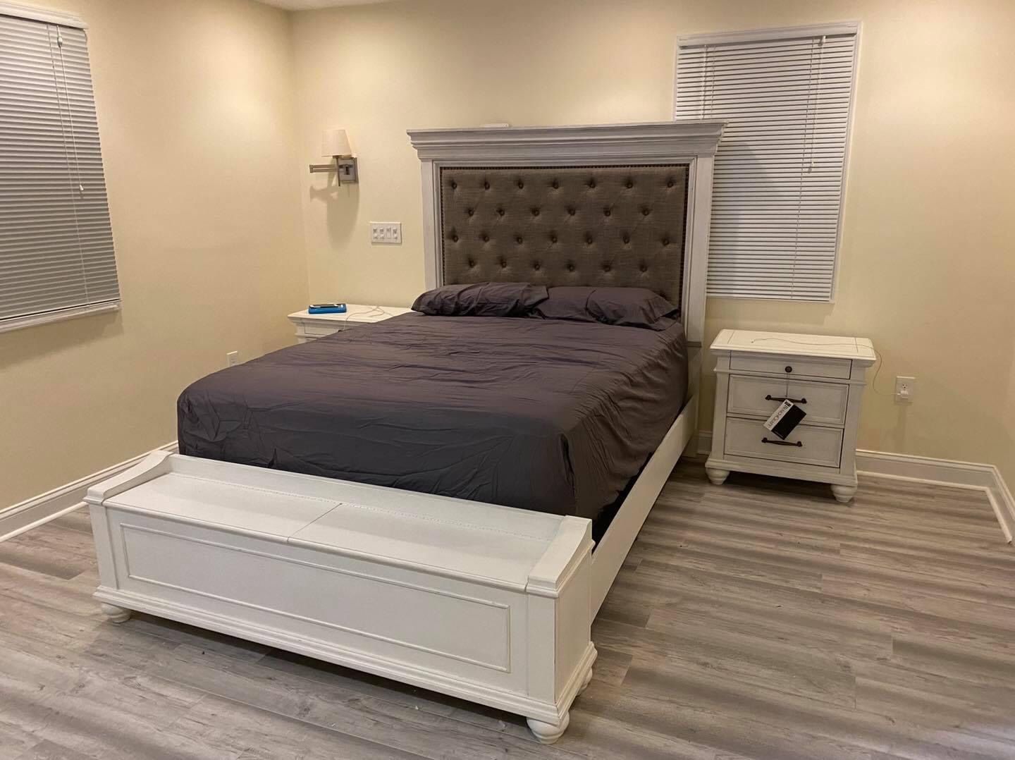 Kanwyn Whitewash Upholstered Storage Bedroom Set /Queen and King Bed Frame