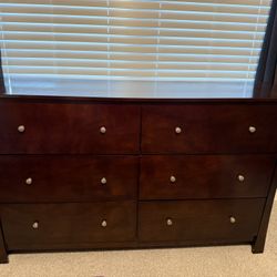 6 Drawer Dresser With Mirror. 