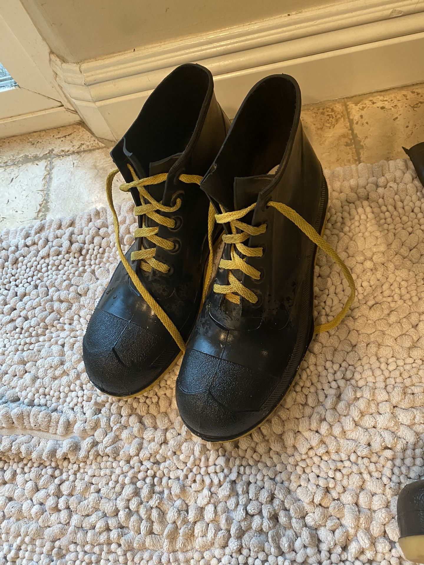 Good Mens Rain Boots Size 10 Steel Toe.