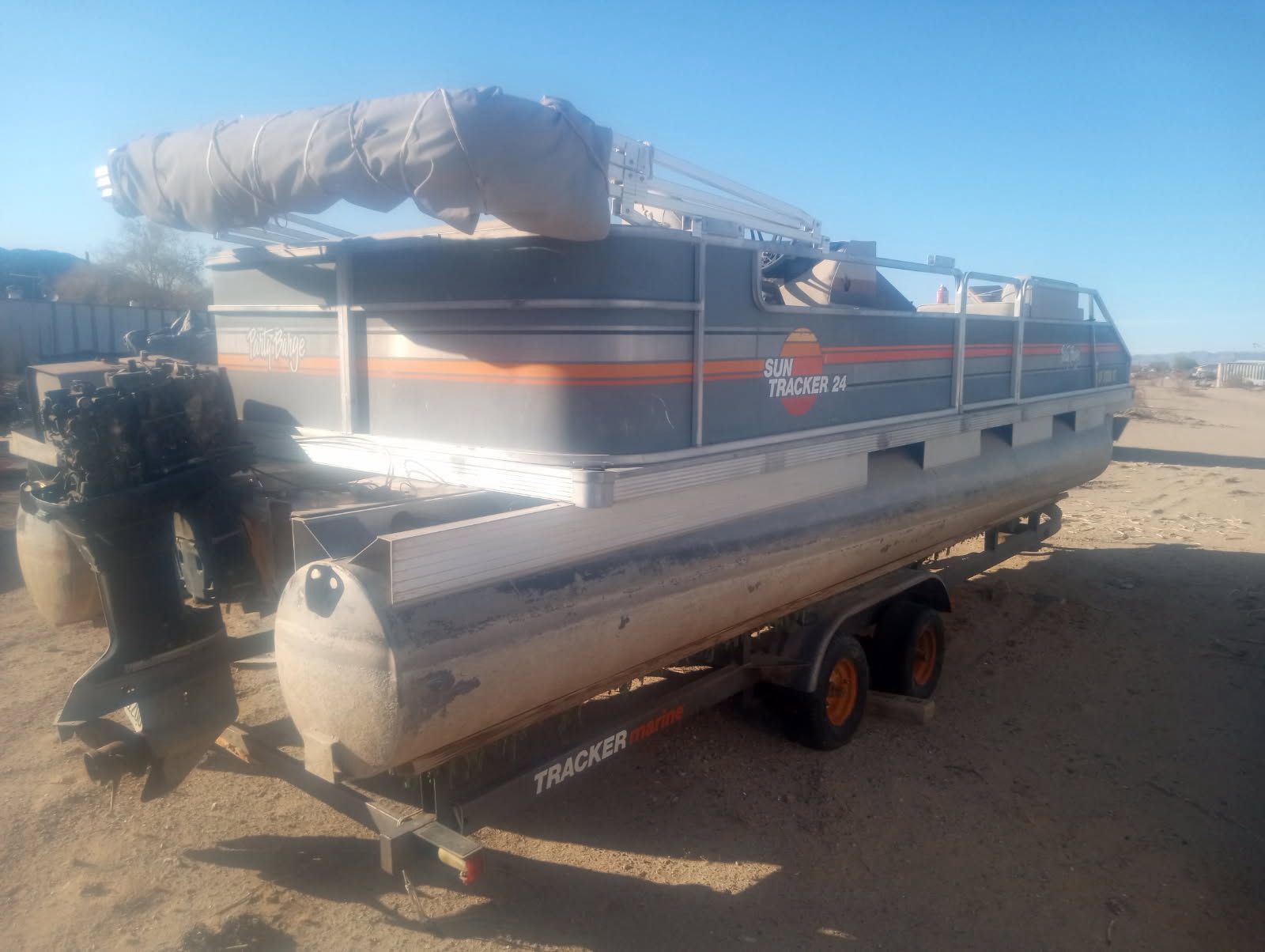 24ft Party Barge Pontoon Boat Suntracker