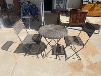 Small outside table with two chairs Metal frame 28” tall 27” wide