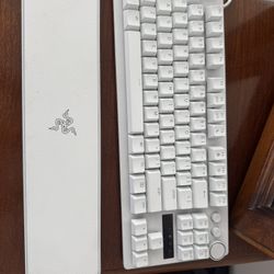 Razor Mechanical Keyboard With Wrist Rest