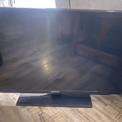 WORKS PERFECTLY 32” Samsung TV with cord, no remote