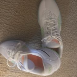 Basketball shoes