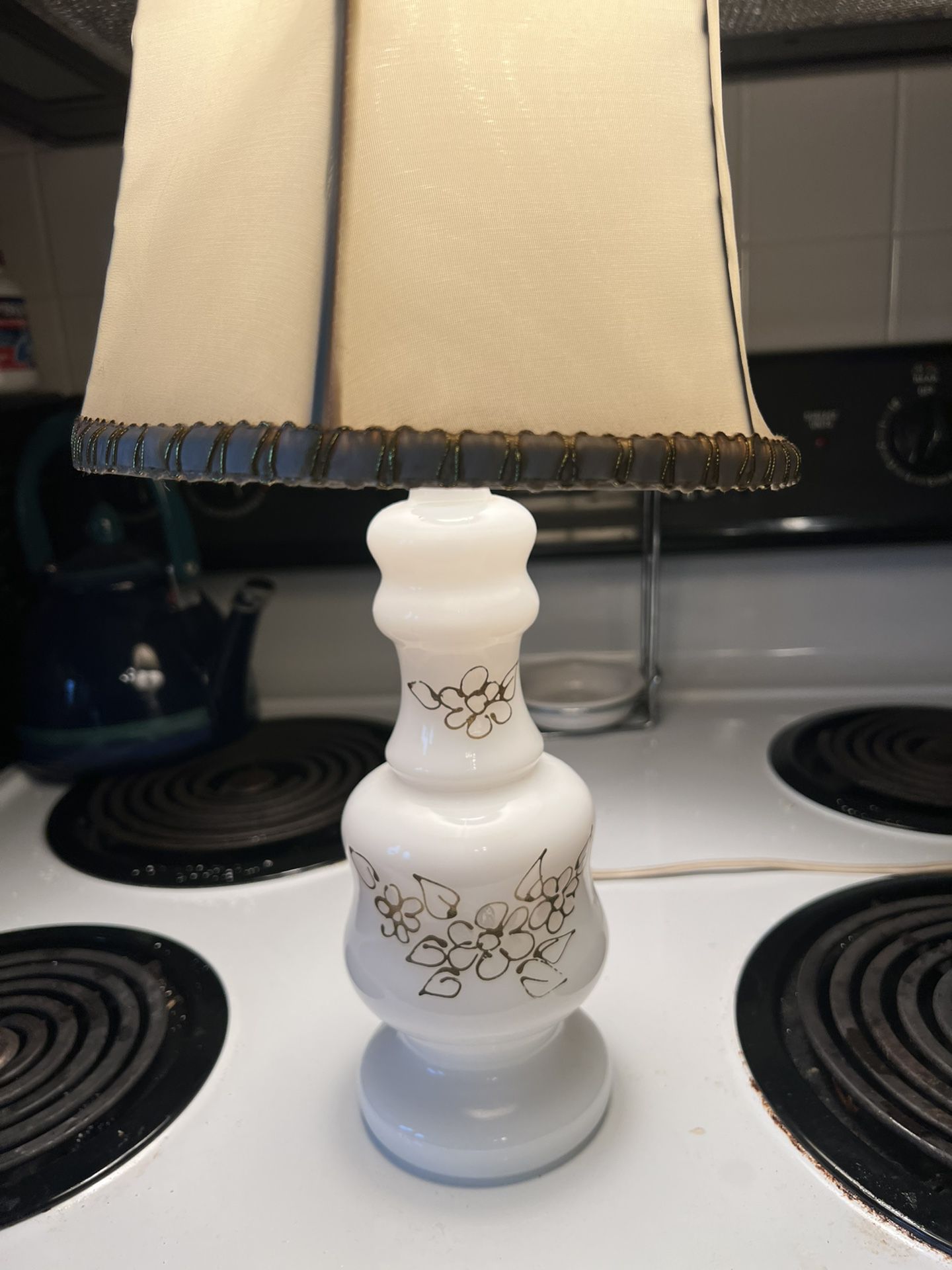  Vintage milk glass Small table lamp with shade