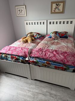 Two twin  beds with mattress like new $200.00 fiem
