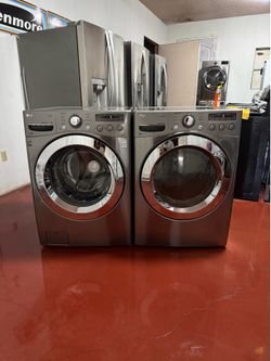Set of washer machine LG and gas dryer. In perfect conditions and works perfectly. Washer machine capacity of 4.5 and dryer capacity 7.4. Deliver to y