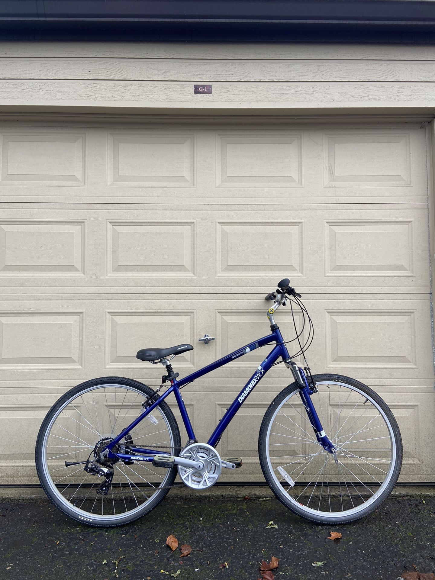 Diamondback Edgewood Hybrid Bike – 700c, 21-Speed Bicycle