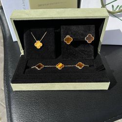 Van Cleef & Arpels Alhambra Collection 18k solid yellow gold box and papers Tiger eye motifs