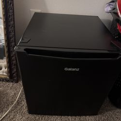 Mini fridge 