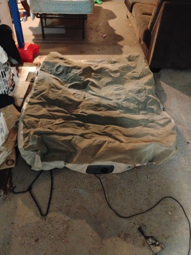Air Mattress WIT Built In Air Machine