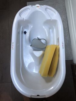 PRIMO EuroBath + Summer Infant Bath Sponge + Skip Hop rinser bath cup