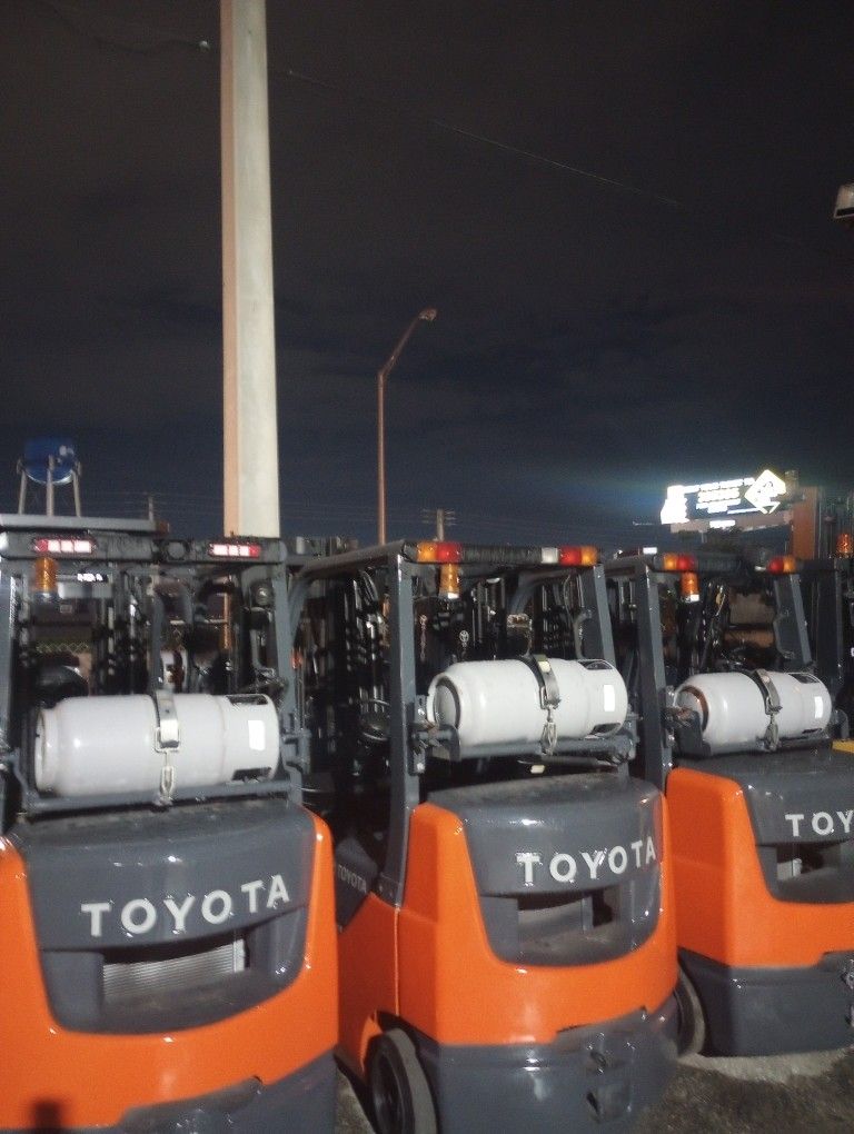 FORKLIFT TOYOTA 6000# Triple Mástil
