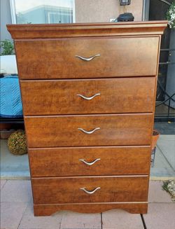 WOOD 5 DRAWER DRESSER.