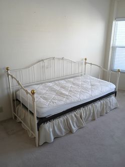 Trundle iron bed