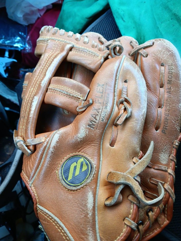 Muzumo eleven inch baseball glove
