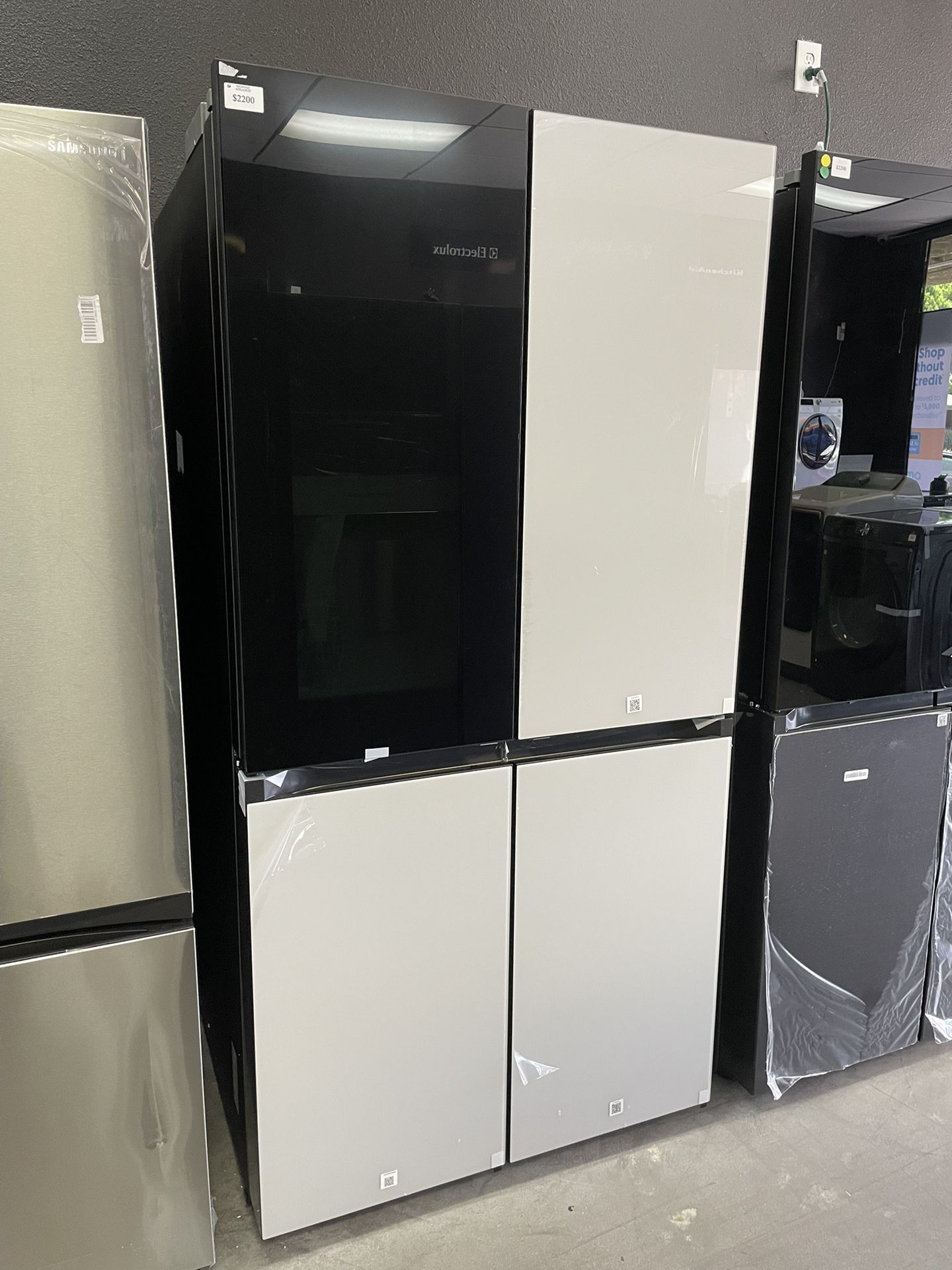 Bespoke White Glass Flex Refrigerator With Beverage Zone