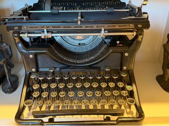 Antique vintage underwood typewriter