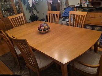 Solid Wood Stanley Dining Room Set .Good Condtion