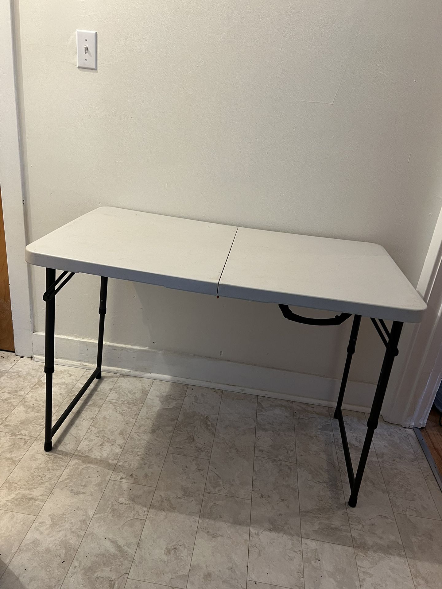 Folding table