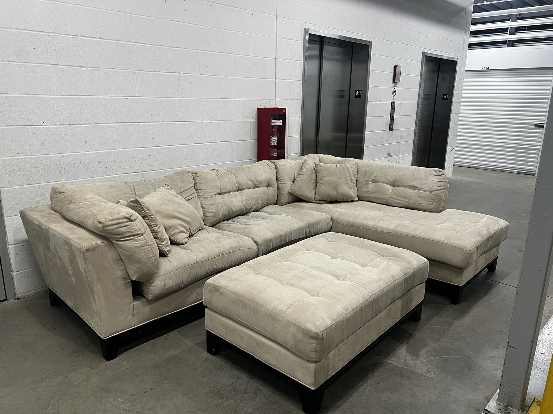 Beautiful Beige Sectional Couch and Ottoman! ***Free Same-Day Delivery!***