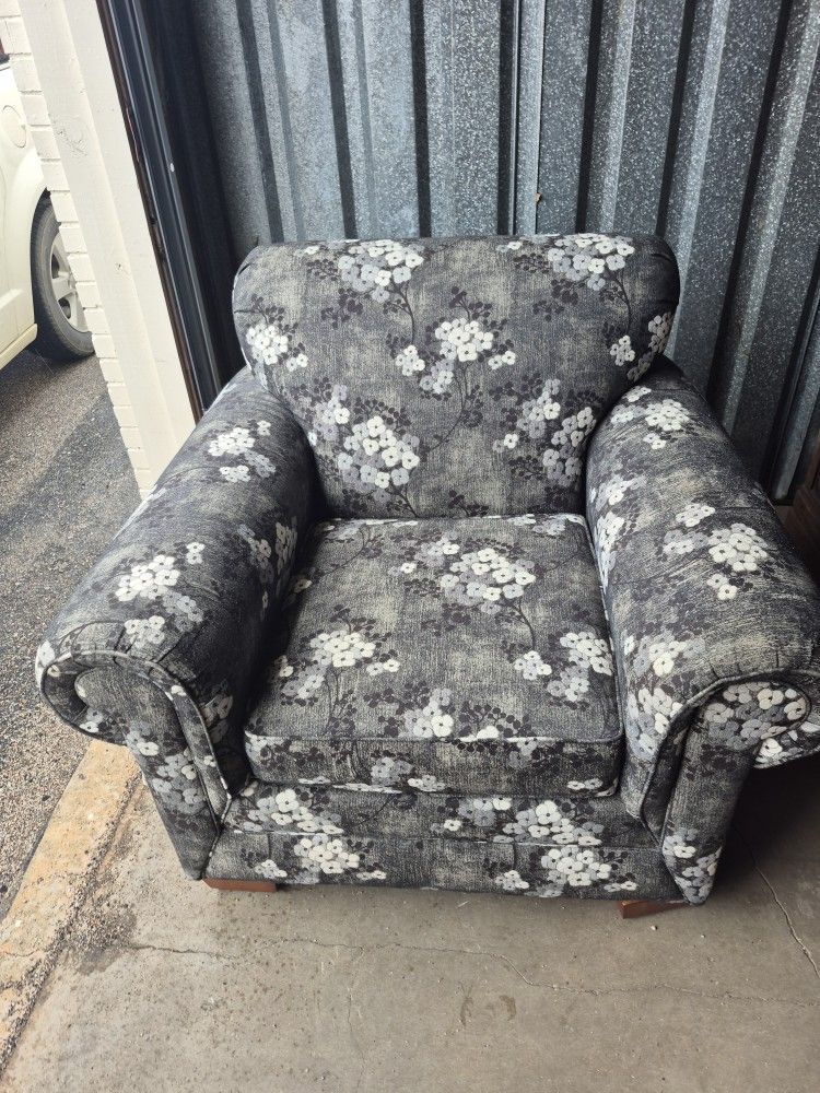 PETUNIA ACCENT CHAIR