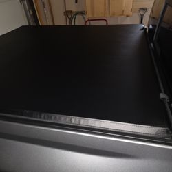 Trifold truck bed cover