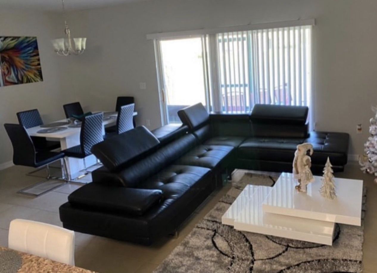 Modern sectionals/ sofas/ loveseats/ couches/ seccionales/ living room