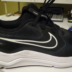 Nike Cosmic Runner - Size 6Y