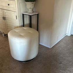 White Ottoman In Excellent Condition 