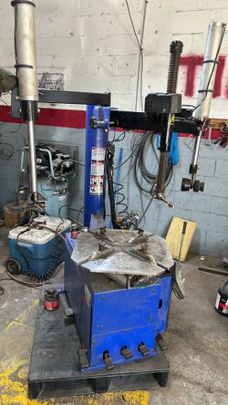 TIRE MACHINE IN EXCELLENT CONDITION!!  BUSINESS IS CLOSING , ONLY ABOUT A YEAR OLD $1,500