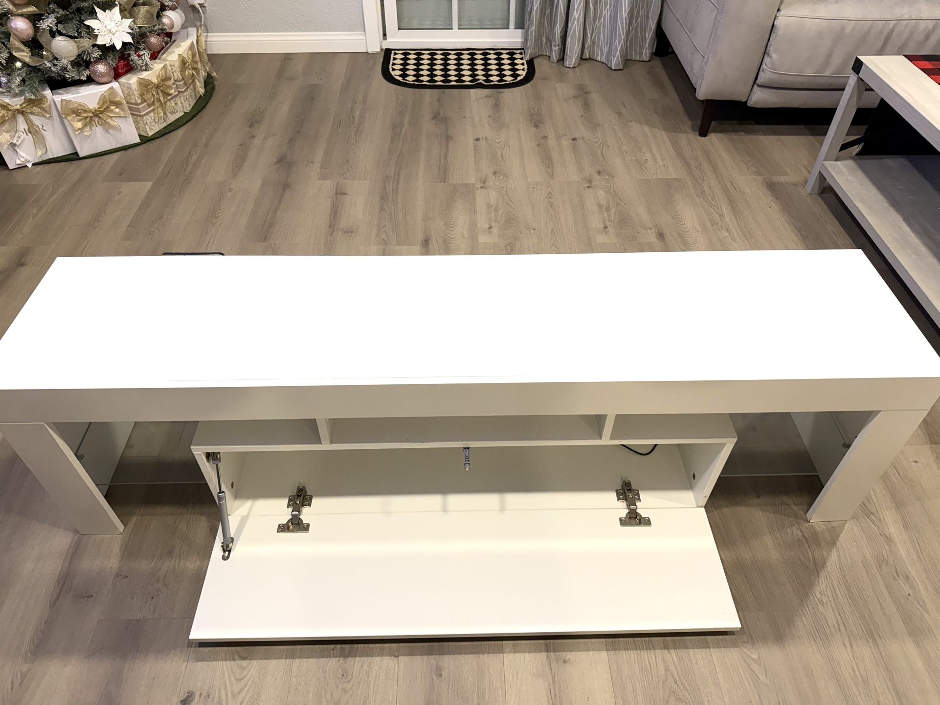 Excellent condition TV Stand/cabinet With building LED