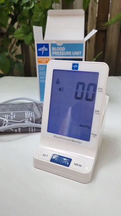 Medline Elite - Monitor digital automático de presión arterial digital con puño superior universal para brazos (8.7-16.5 in)adaptador de CA y batería