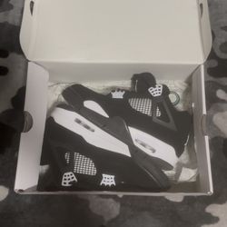 Air Jordan 4 Retro White Thunders Size (8) Very Good Condition Shipping Only