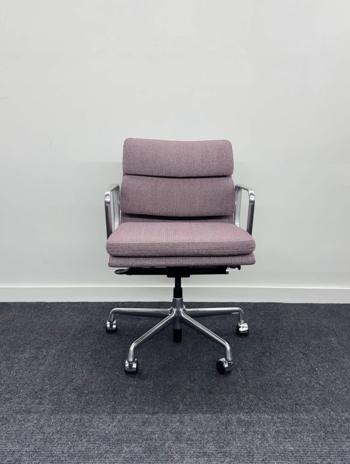 HERMAN MILLER EAMES ALUMINUM GROUP MANAGEMENT SOFT PAD CHAIR IN LIKE NEW CONDITION 100% AUTHENTIC DELIVERY AVAILABLE