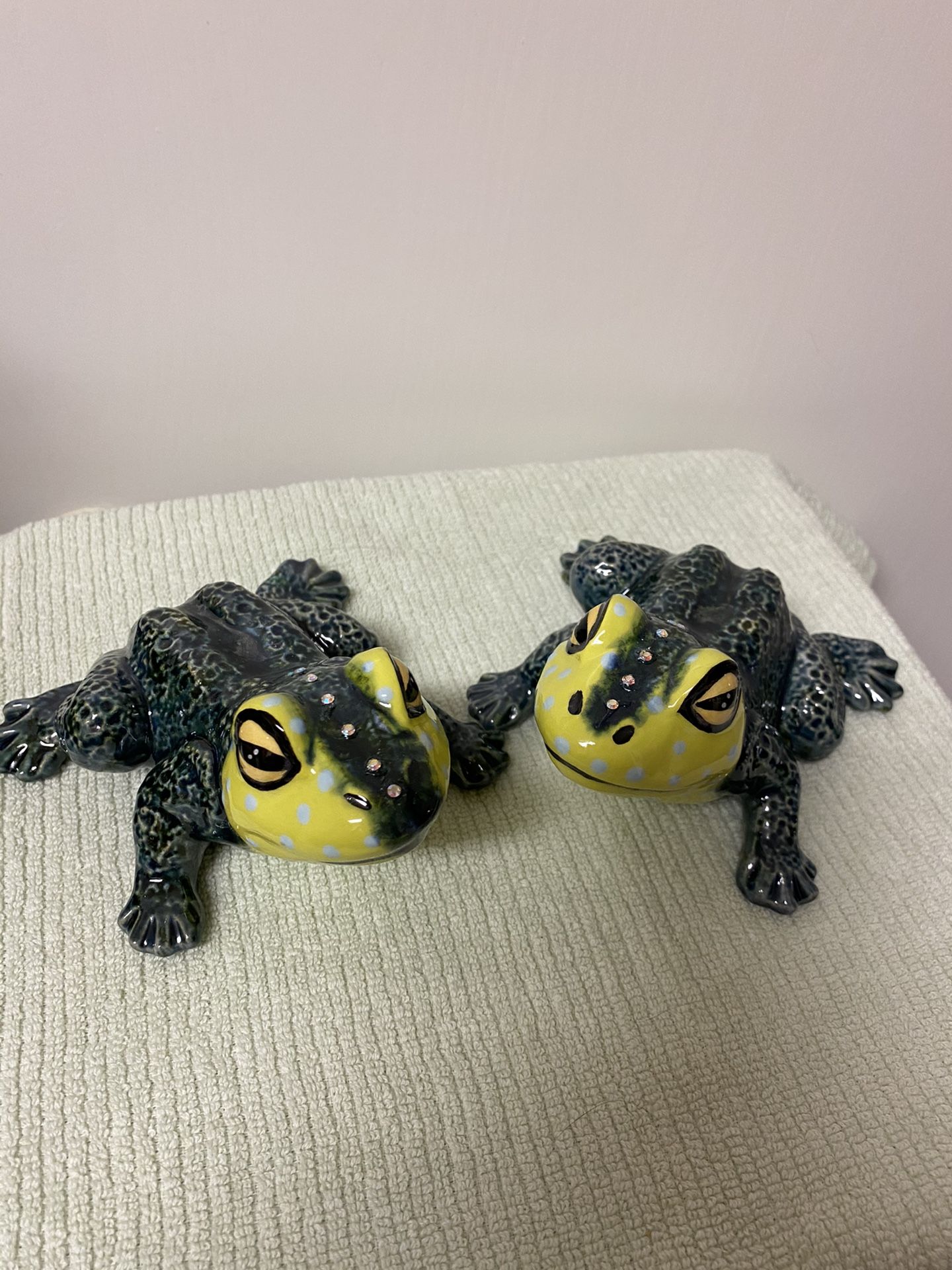 CERAMIC FROGS/YARD ART FROGS/HOME DECOR/CERAMIC ART