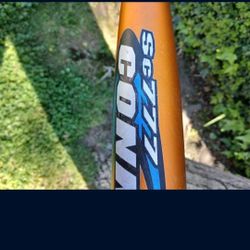 EASTON  "FASTPITCH " 31 INCH SOFTBALL BAT.  ( SEE PICS) QUALITY BAT FOR A "CHEAP " PRICE. LOCATED IN GLENDORA  CHECK OUT MY PAGE ALOT OF BASEBALL EQUI
