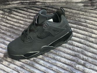Black cats Jordan 4
