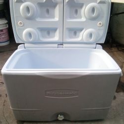 Rubbermaid Cooler