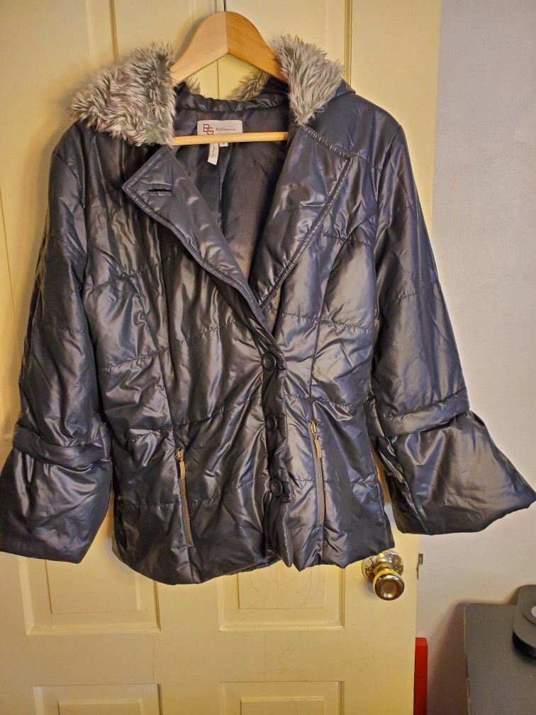 BCBGeneration Women's Short Winter Coat Sz M Black Fur Hooded Folda Long Sleeve Button-up 
The BCBGeneration Women's Short Winter Coat in size M is a 