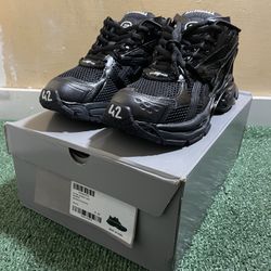 BALENCIAGA RUNNERS BRAND NEW Size 10 Eur 42