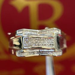 10K WHITE GOLD DIAMOND RING 