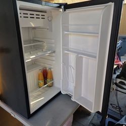 Igloo Compact Black Mini Fridge 