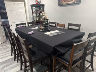 Table with 8 chairs