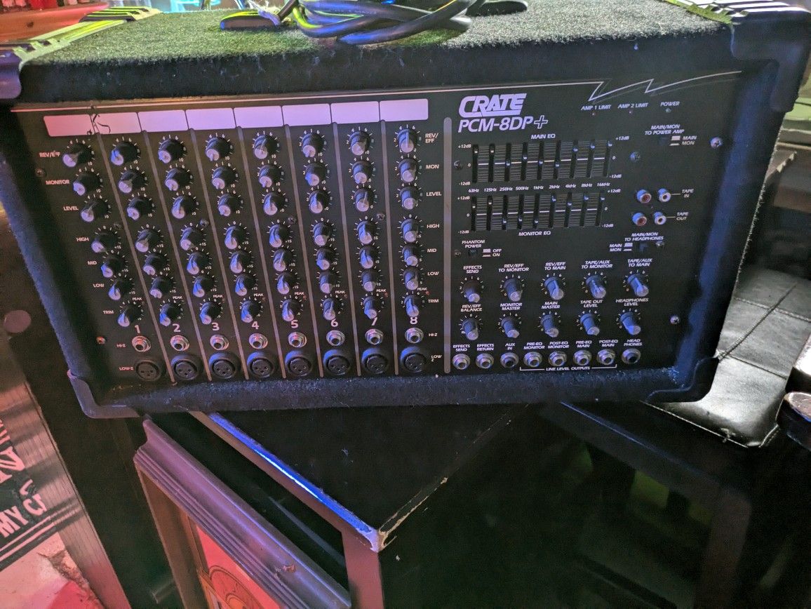 Crate 1200 W Powered Mixer 8 Channel