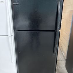21 Cubic Foot Black Refrigerator With Ice Maker 