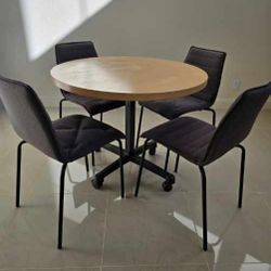 Dinning Table With 4 Chairs 
