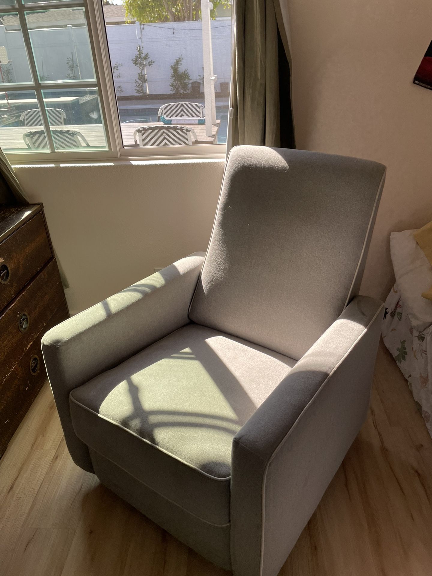 Swivel Rocking Chair (daVinci MDB Family Brand)