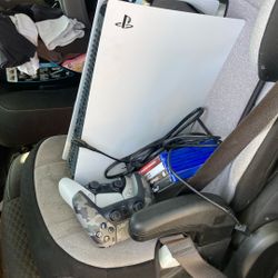 300$$!! SELLING NEW PS5 With 2 Controllers And Games. 